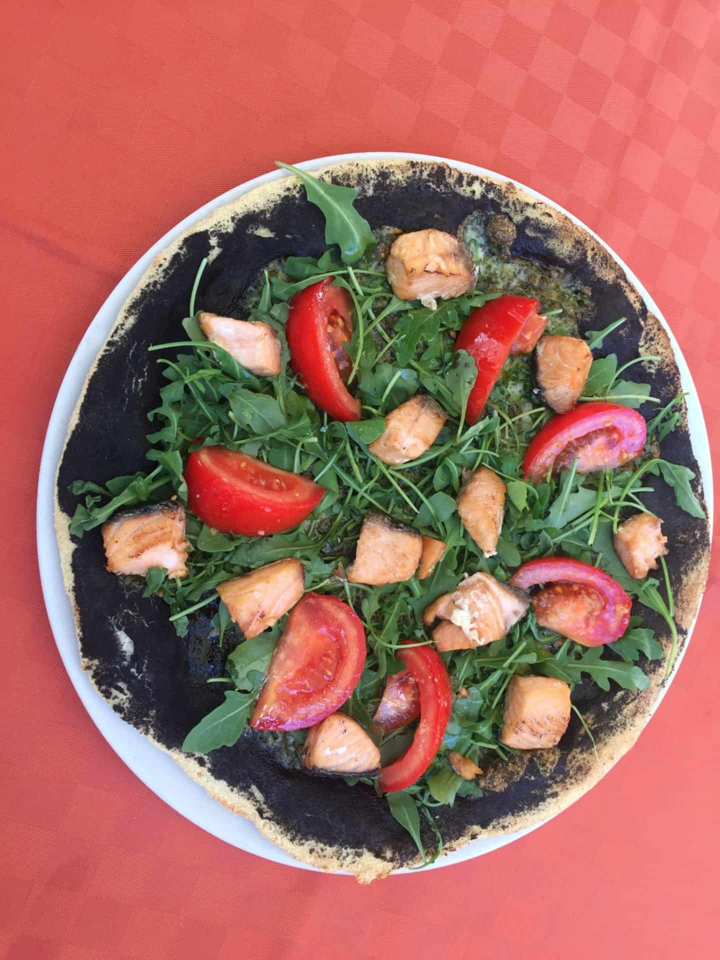 Pizza al nero di seppia con salmone cotto al forno no